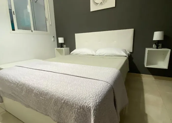 Deluxe In Shared In Cristianos Playa Habitacionstanza Air-conditioned