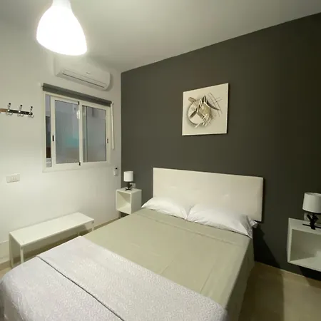 Deluxe In Shared In Cristianos Playa Habitacionstanza Air-conditioned *