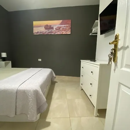 Rum i privatbostad Deluxe In Shared In Cristianos Playa Habitacionstanza Air-conditioned