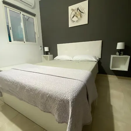 Deluxe In Shared In Cristianos Playa Habitacionstanza Air-conditioned