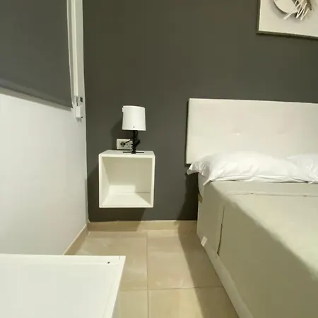 Rum i privatbostad Deluxe In Shared In Cristianos Playa Habitacionstanza Air-conditioned