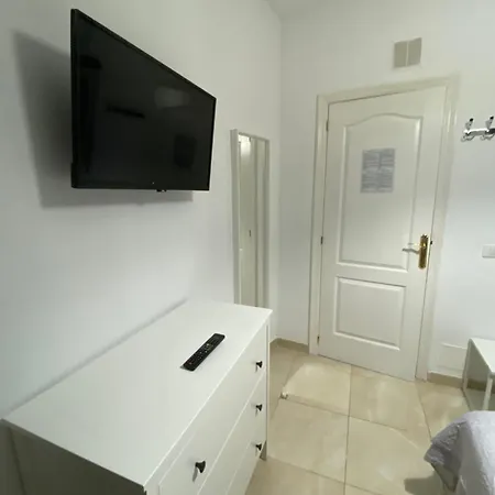 Rum i privatbostad Deluxe In Shared In Cristianos Playa Habitacionstanza Air-conditioned *