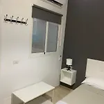 Deluxe In Shared In Cristianos Playa Habitacionstanza Air-conditioned Homestay