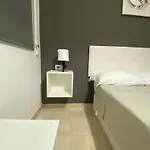Homestay Deluxe In Shared In Cristianos Playa Habitacionstanza Air-conditioned